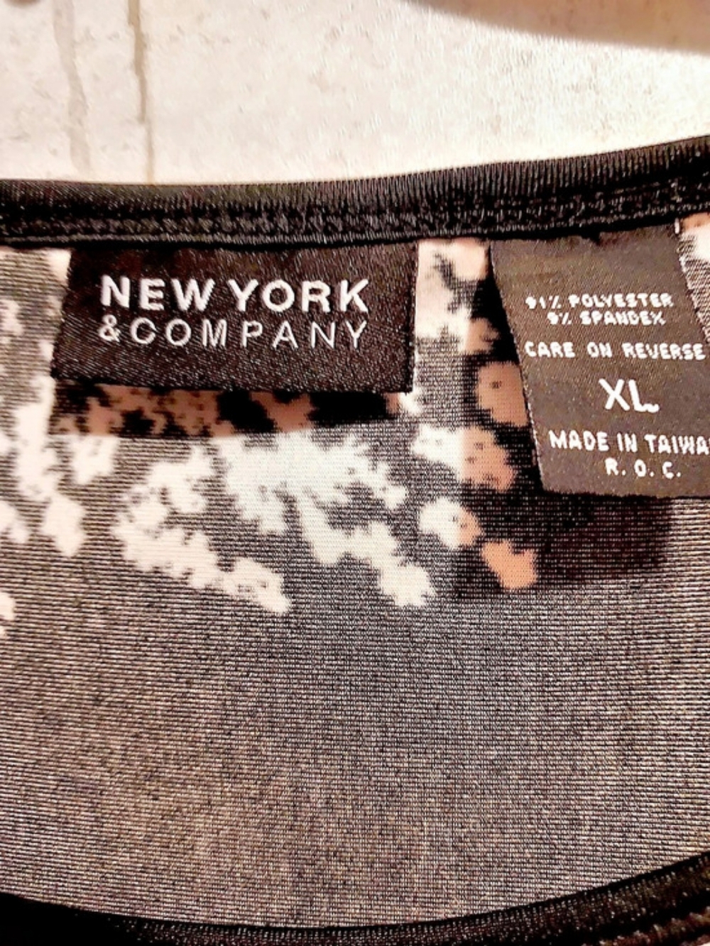 New York & Company Abstract Print Short Sleeve Top XL - Picture 3 of 4